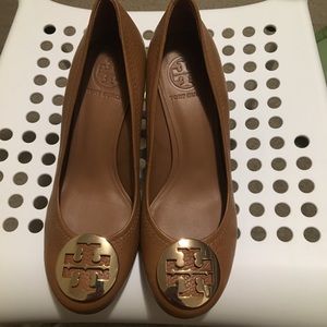 Tory Burch Chelsea logo medallion wedges tan